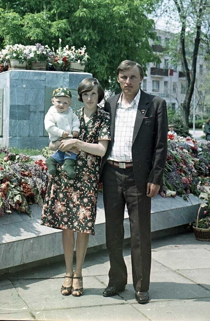 У вечного огня в Юбилейном парке в Феодосии Неизвестный автор, 1981 год, Крым, г. Феодосия