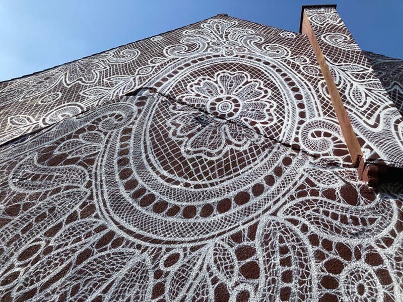 В Польше художница украсила здания кружевами