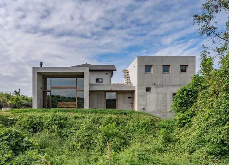 Брутальный снаружи, спокойный внутри: Современный бетонный дом в Японии