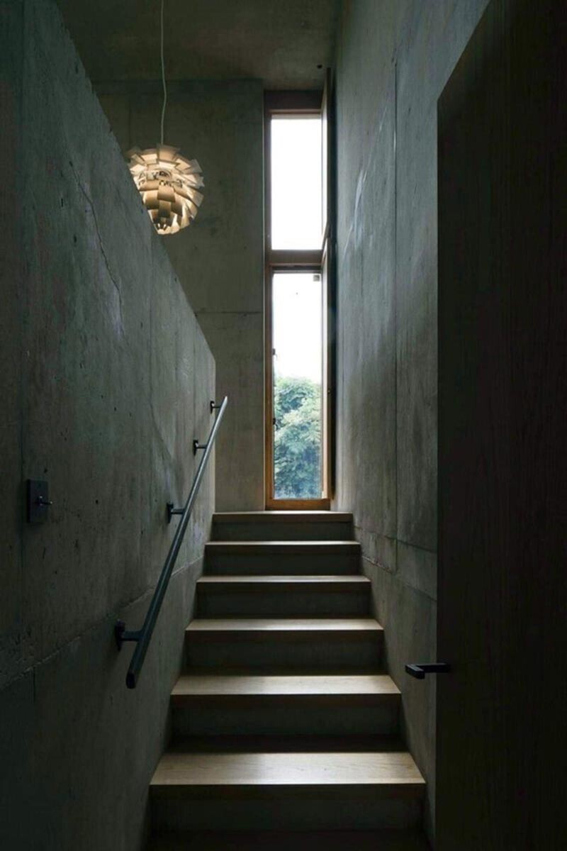 Брутальный снаружи, спокойный внутри: Современный бетонный дом в Японии