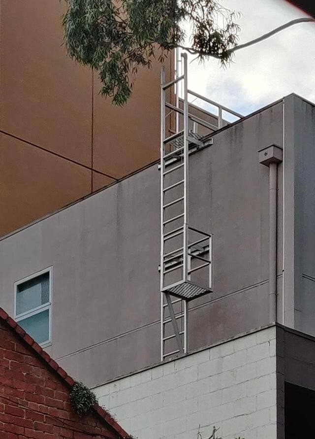 Что? Что вообще происходит с этой лестницей?