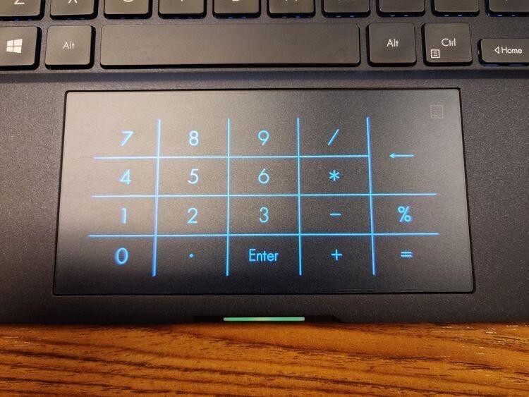 «На тачпаде этого ноутбука есть подсвечиваемая цифровая клавиатура»