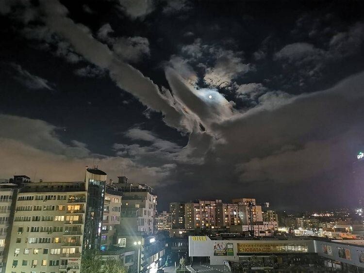 «Облачная утка в небе над Софией, Болгария»