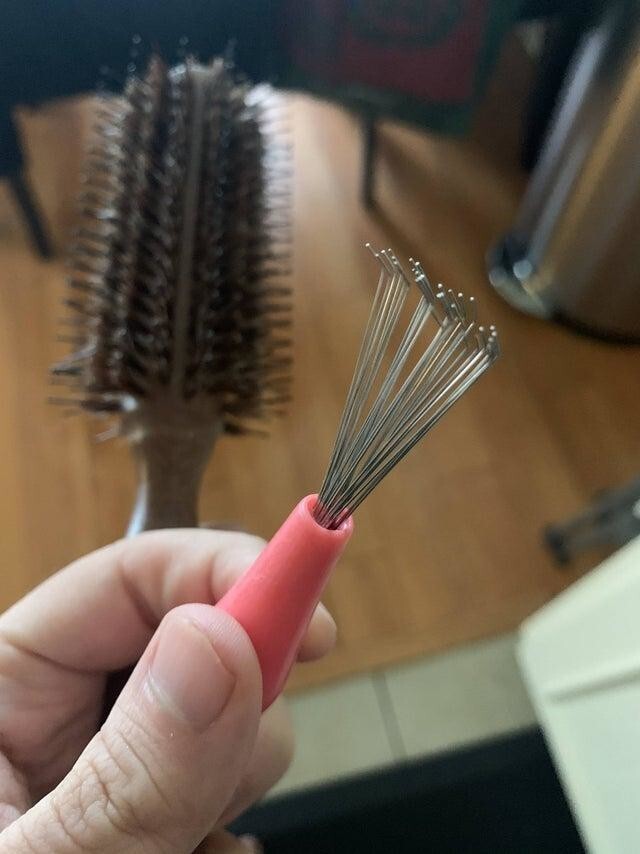 К щётке для волос прилагается прибор для её чистки