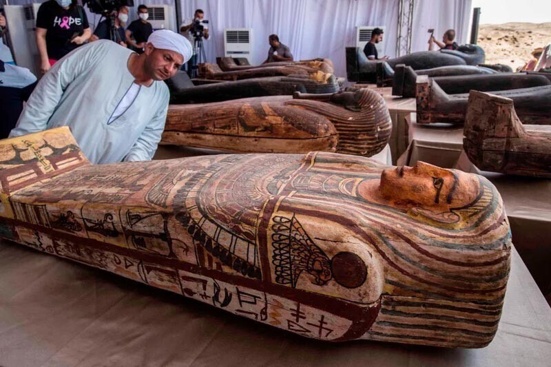 Археологи открыли древние египетские гробницы и нашли 50 мумий с удаленным  у них мозгом
