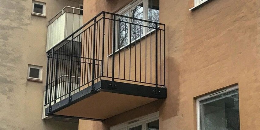 Извините, а как выйти на ваш балкон?