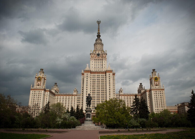 Без башни: «закопанный робот», НЛО и другие технологичные здания СССР