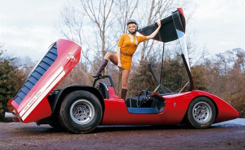 Девушка позирует на Fiat Abarth 2000 Scorpione 1969 года выпуска.