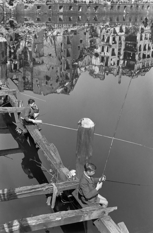 Подростки на рыбалке в разрушенном войной Берлине. 1947
