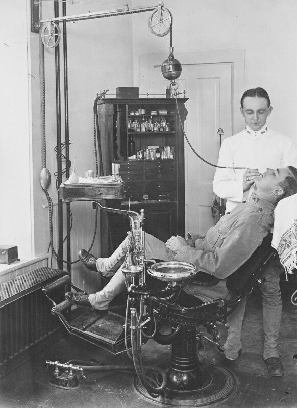 Стоматологическая помощь военнослужащему в госпитале Форт-Райли. Канзас, 1905 год