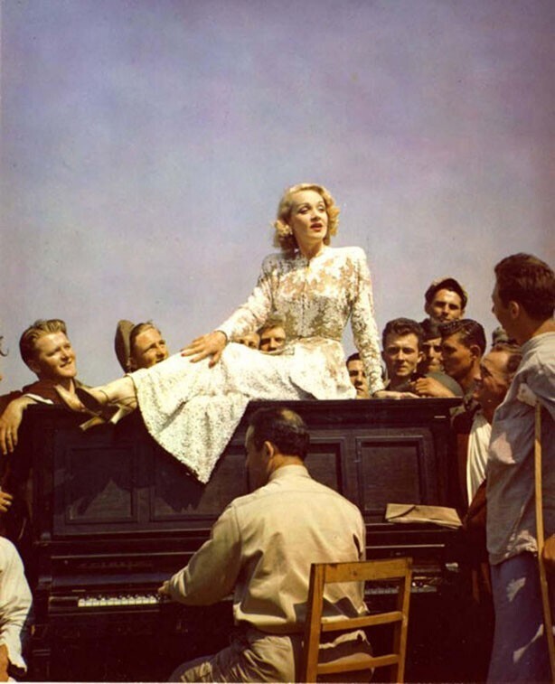 Марлен Дитрих выступает в войсках, 1945 г.