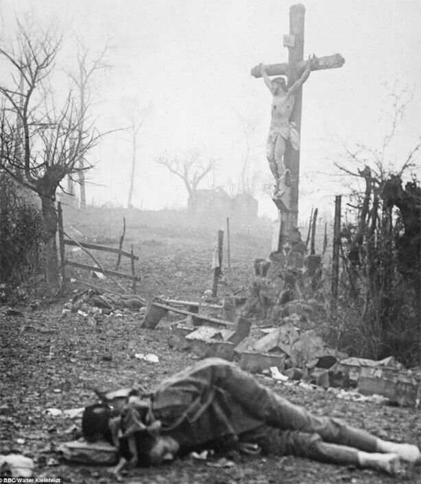 Погибший солдат около распятия. Первая мировая, Битва на Сомме. 1916