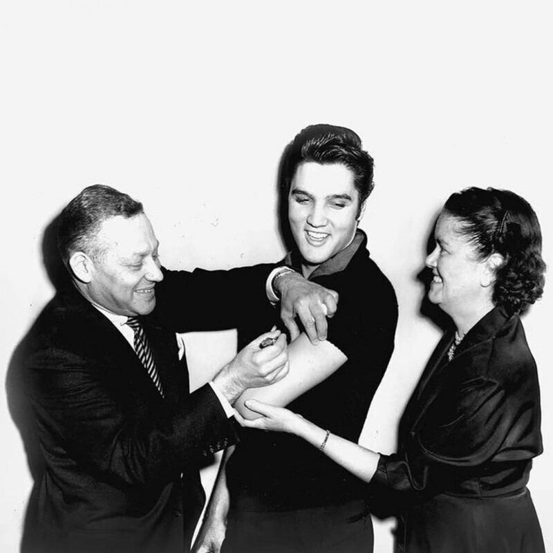 Элвис Пресли на национальном телевидении США, поощряет граждан делать прививки от полиомиелита, 1956 год.