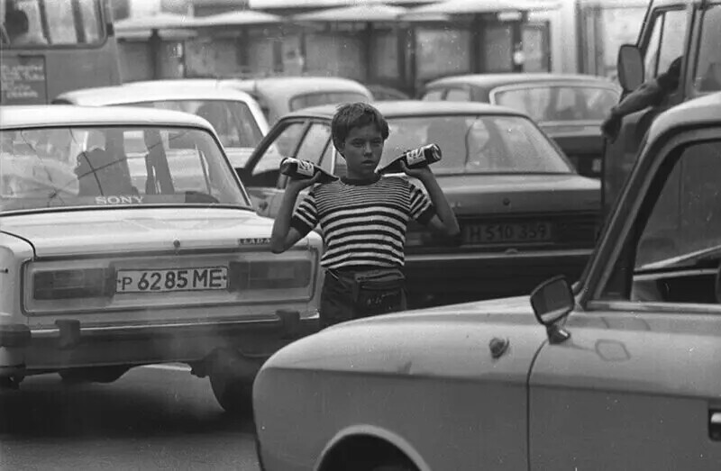 Мальчик продает колу на улицах Москвы, 1994 год