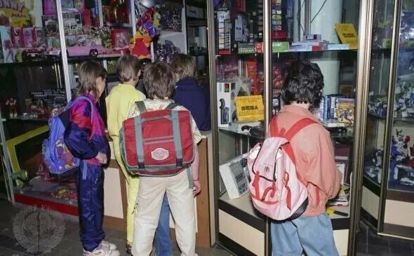 Школьники выбирают игрушки после уроков, 1993 год