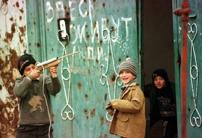 Дети играют на улицах Грозного, 1995 год