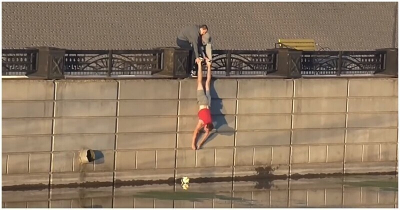 Не слишком удачная попытка парней вытащить из реки мяч