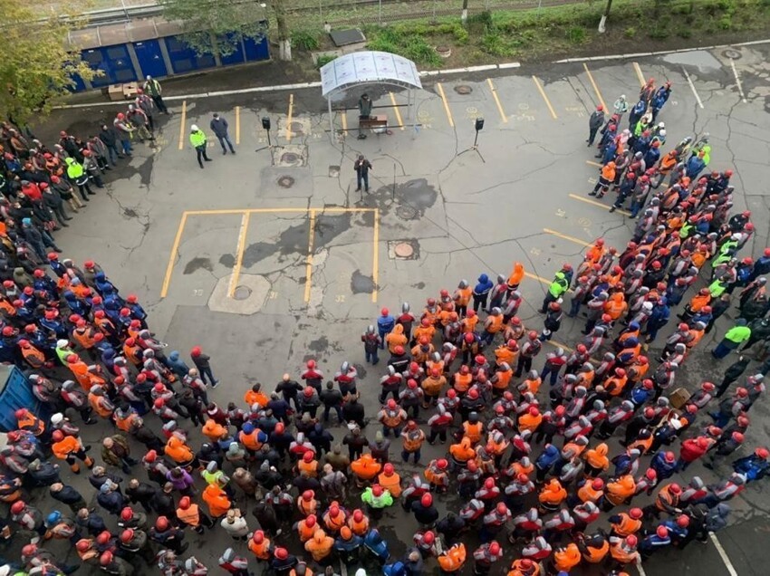 Во Владивостоке рабочие закидали касками новое руководство порта
