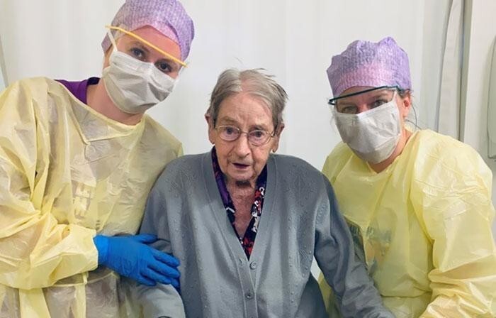 101-летнюю женщину выписывают из больницы в Нидерландах.