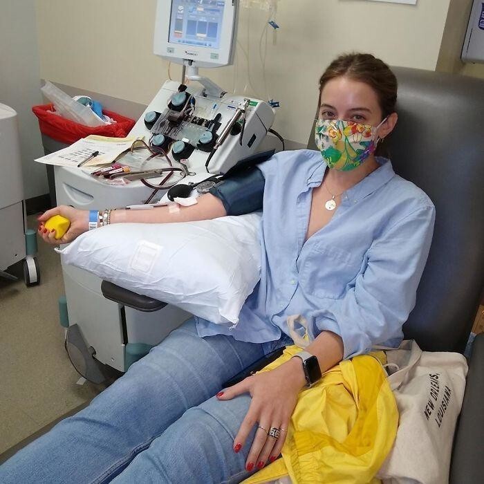 Кара, недавно перенесшая Covid-19, сдает плазму, чтобы помочь другим заболевшим.