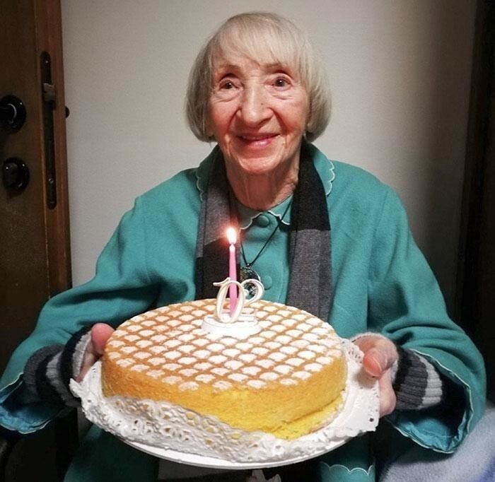 102-летняя женщина выздоровела, пролежав в больнице более 20 дней.