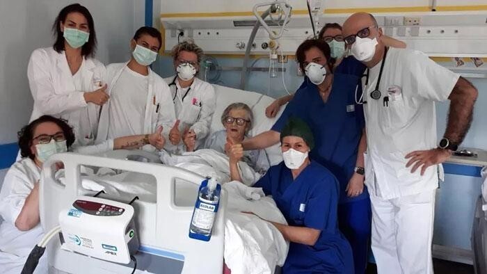 Первая выздоровевшая пациентка с Covid-19 в провинции Модена в Италии. Ей 95 лет.