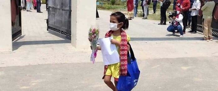 7-летняя девочка в Непале сразу после выписки из больницы.