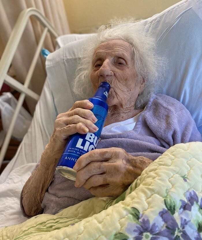 Эта 103-летняя дама победила Covid-19 и отпраздновала бутылочкой Bud Light.