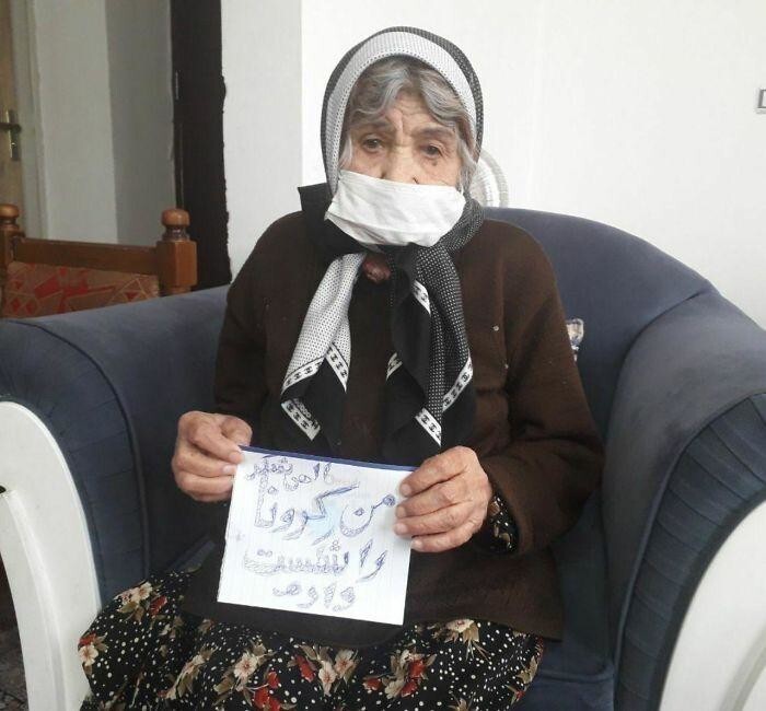 103-летняя женщина из персидского города Семнан полностью оправилась в результате недельной госпитализации. Надпись на листке: «Я победила коронавирус».
