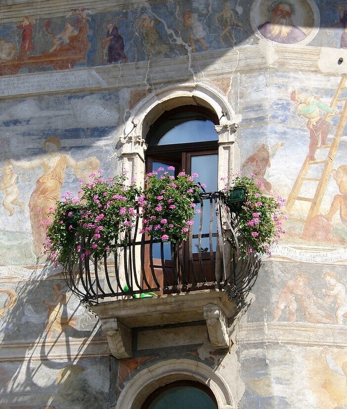 Балкон в Тренто, регион Трентино, Италия.