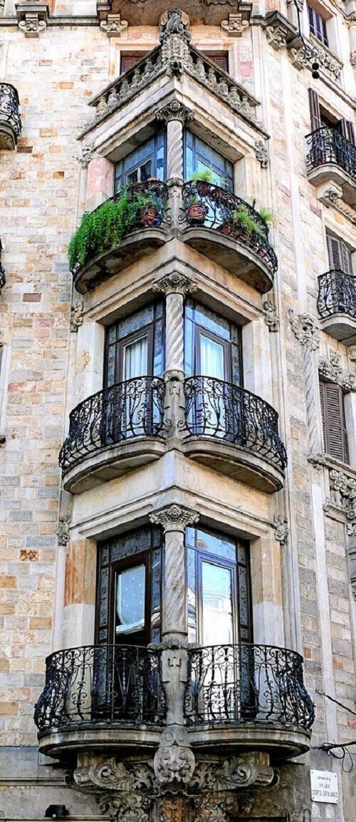 Потрясающие балконы на Гран-Виа, одной из главных улиц в Барселоне, Испания.