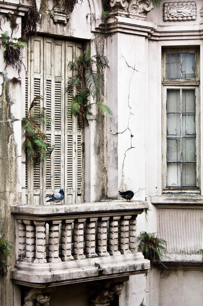Заброшенный, но все равно прекрасный балкон в Бразилии.