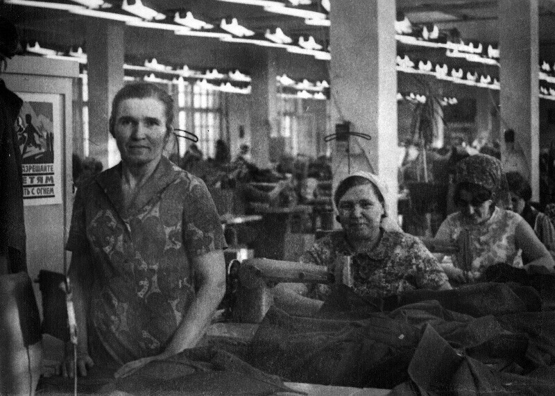 Пошив форменной одежды на Кизеловской швейной фабрике 1972