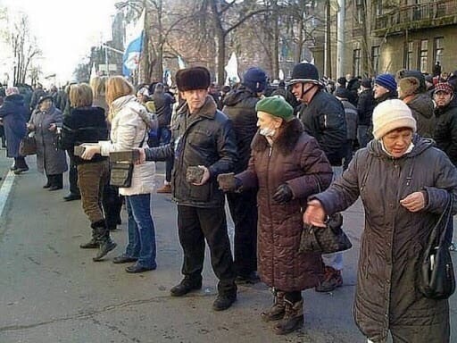 Белорусские бабушки сначала бы поинтересовались, как живут их киевские сверстницы, подававшие камни, которые потом летели в "Беркут". Какая-то лютая необучаемость.