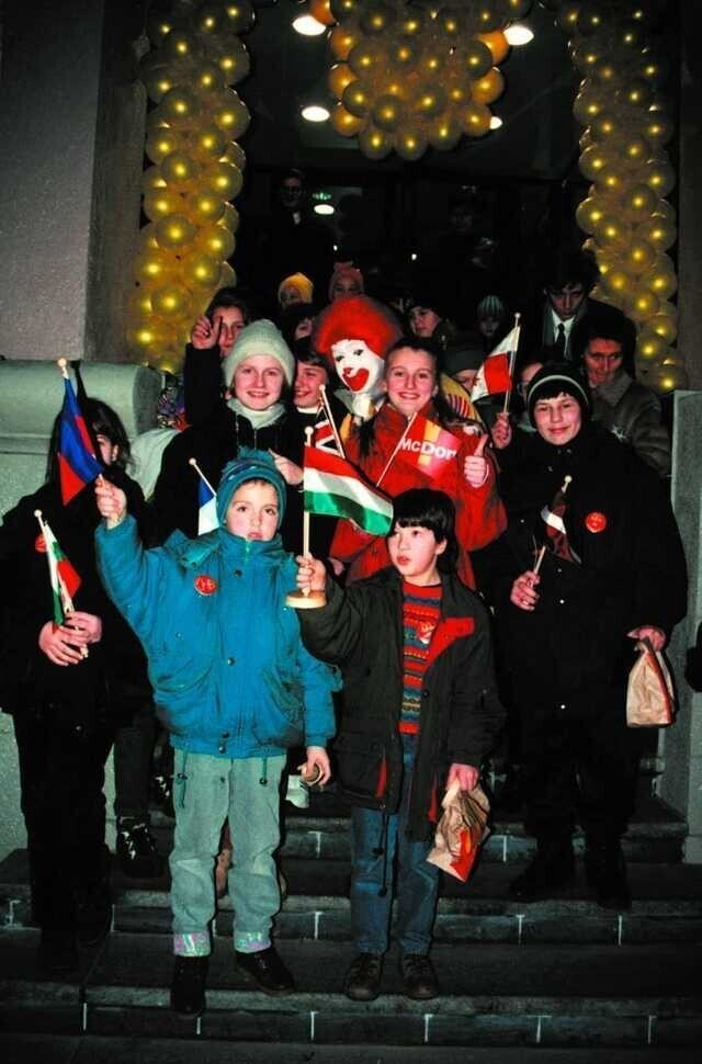Торжественное открытие первого в городе ресторана McDonald's. Минск, Беларусь,10 декабря 1996 года.