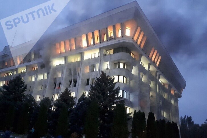 Протестующие против итогов выборов в Киргизии сожгли здание правительства