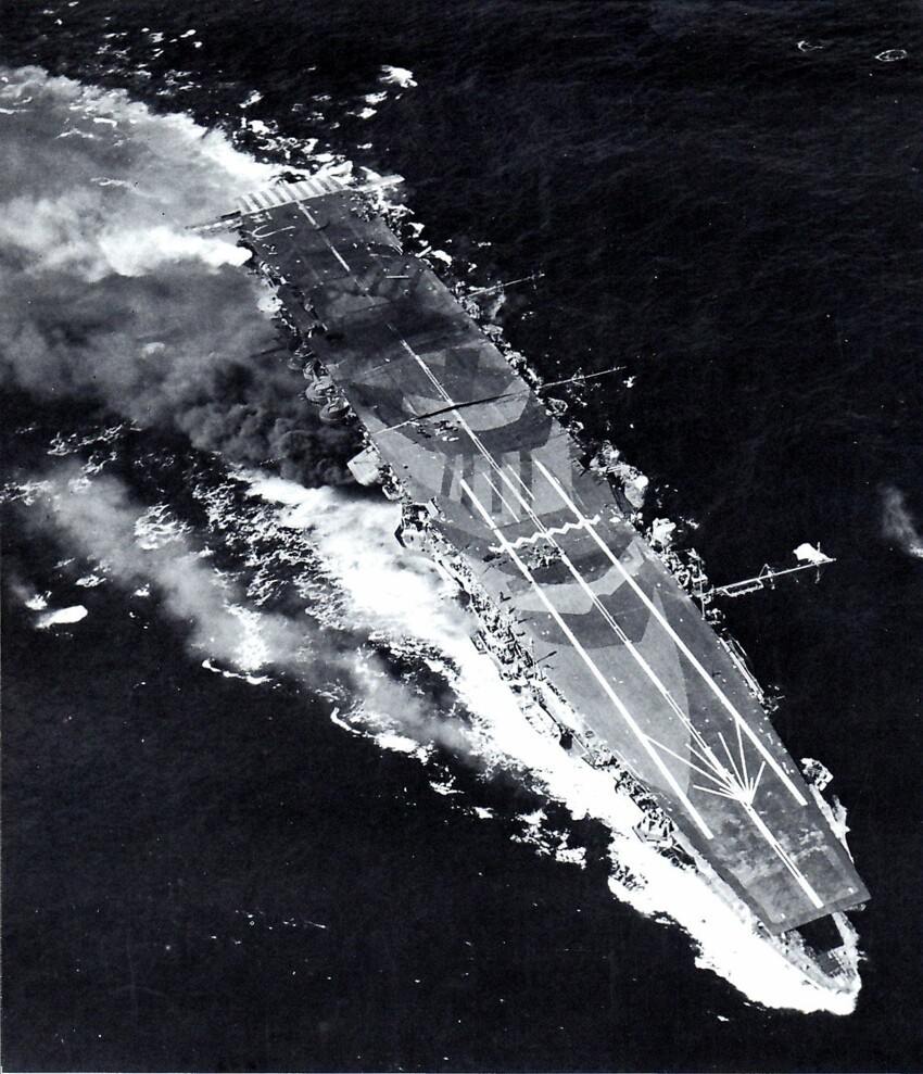 Поврежденный японский легкий авианосец «Дзуйхо» в бою у мыса Энганьо — в своем последнем бою. Сражение у острова Лейте. Хорошо заметен рисунок на полетной палубе — он сделан так, чтобы корабль с воздуха был похож на линкор.