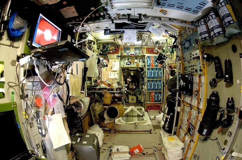 Российские космонавты не смогли устранить утечку воздуха с помощью скотча