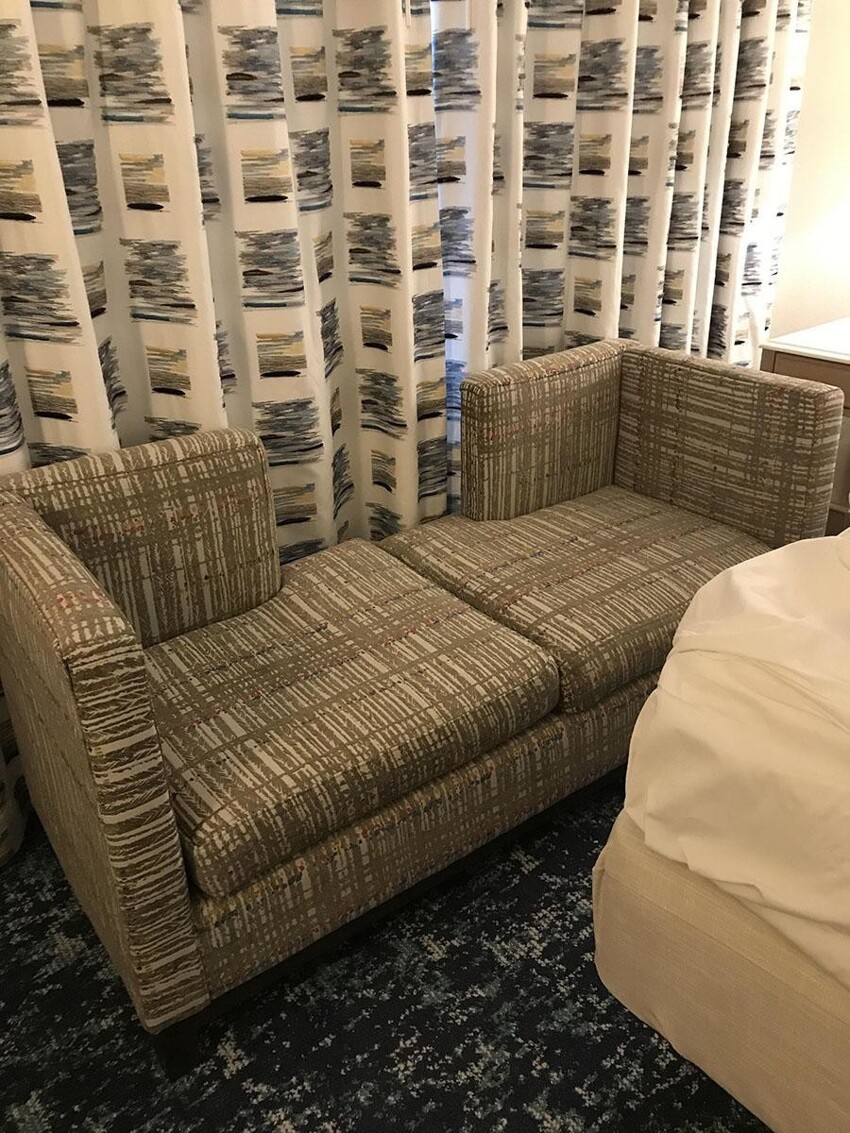 Этот странный диван в гостинице. Он не раздельный.
