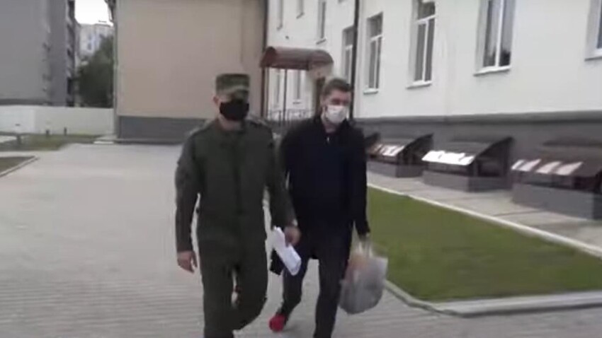 На ТВ Белоруссии показали  джентльменский набор "мирного протестующего": ниндзя курит в сторонке