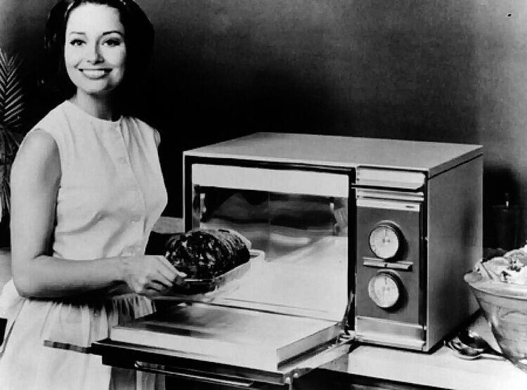 Первая микроволновая печь, выпущенная фирмой Raytheon, 1947 год