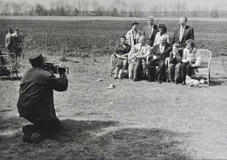 Фидель Кастро фотографирует семью Хрущева. СССР, 1963 год