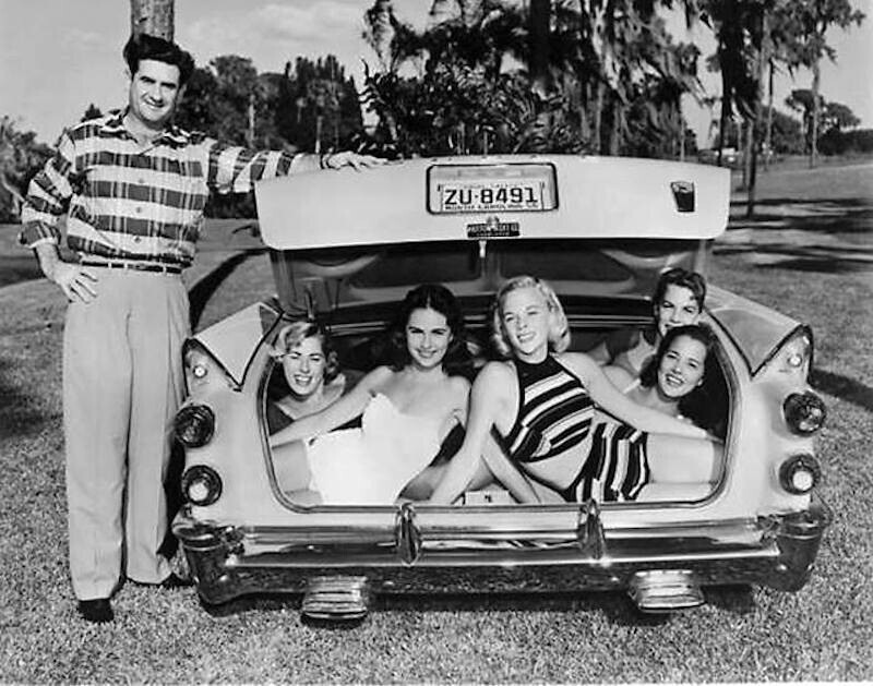 Вместительный багажник Dodge 1957 года, США