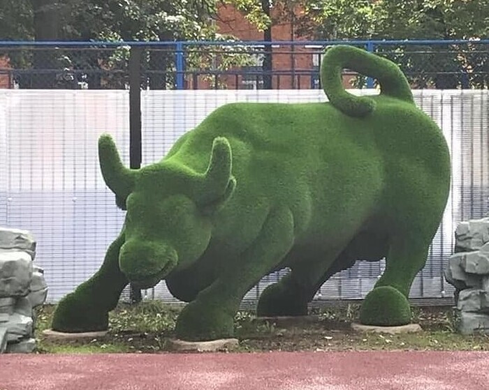 А вот московский детсад недавно украсили зеленым быком за миллион рублей