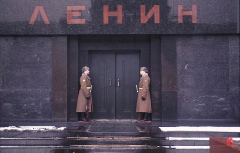 7 октября 1993 года. Упразднен пост №1 у мавзолея Ленина