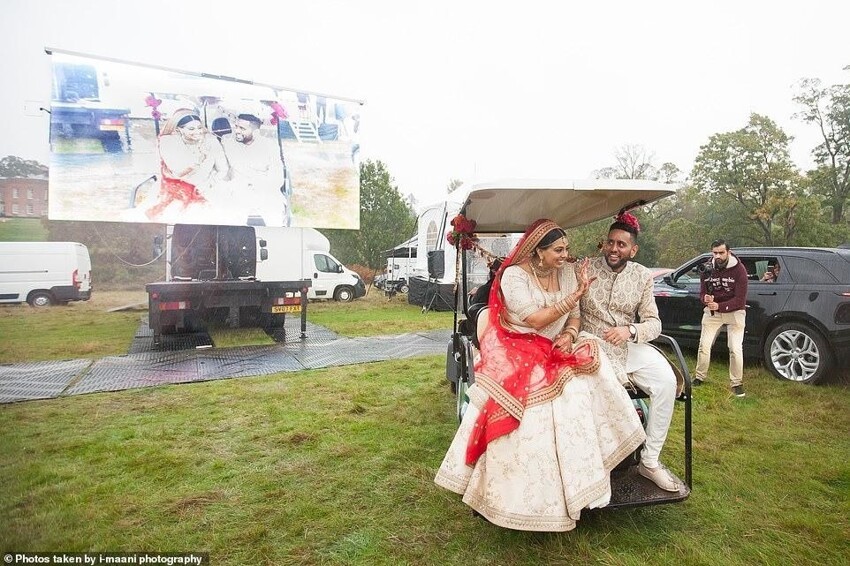 Свадьба на парковке: пандемия вынудила пару провести необычную церемонию