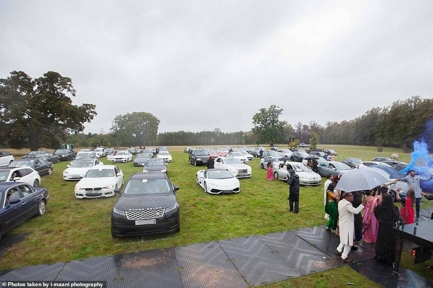 Свадьба на парковке: пандемия вынудила пару провести необычную церемонию