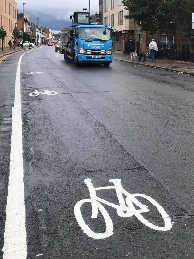 Кто-то нарисовал обозначение велосипедной дорожки с другой стороны от самой дорожки