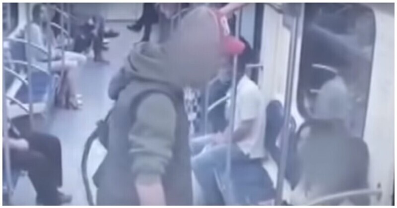 В московском метро пьяный мужчина с ножом пристал к девушке и начал ей угрожать
