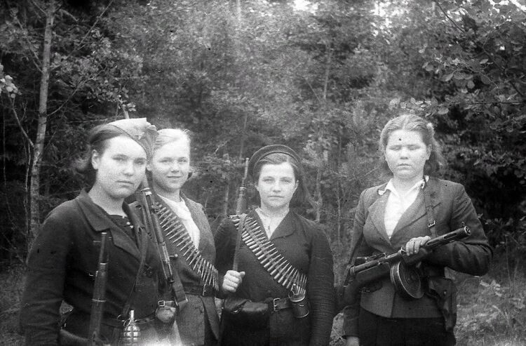 Девушки — бойцы белорусского партизанского отряда с личным оружием, 1944 год